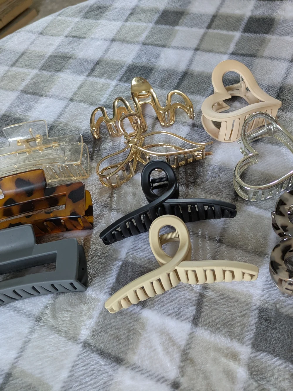 Assorted Women’s Hair Clips Set in Neutral, Black, Gold, and Tortoiseshell